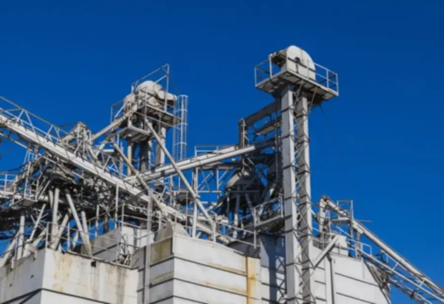Industrial process plant with piping, platforms and vessels